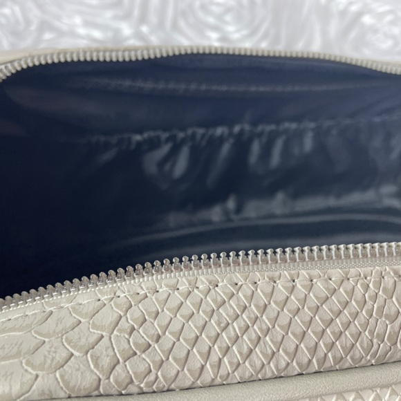 Five-Piece Hair Styling Kit including a Revlon Dual-Zip Toiletry Case - Picture 9 of 15